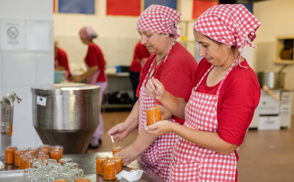 Frauen beim Befüllen von Gläsern mit Ajvar