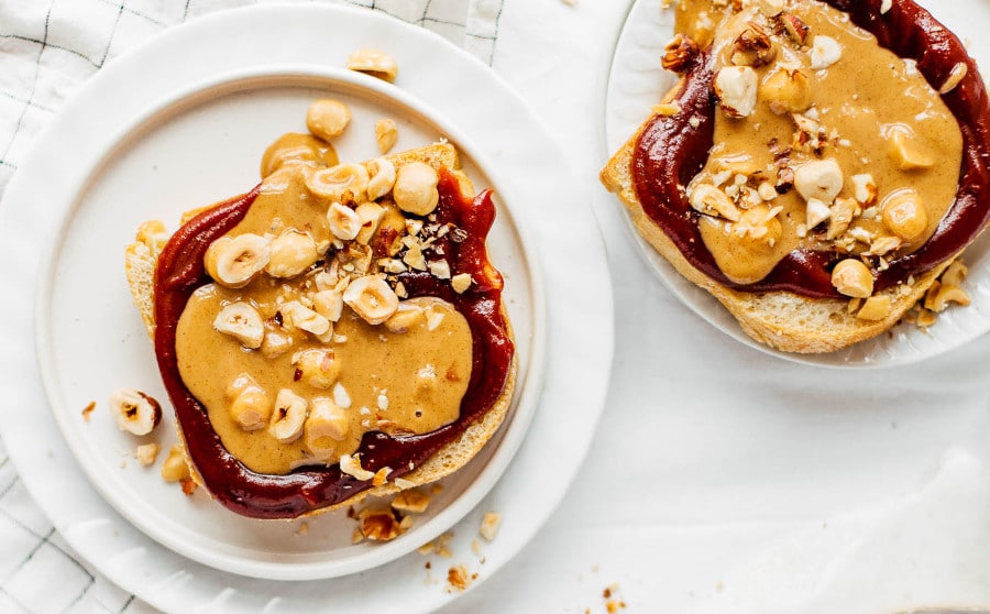 Pancakes, bestrichen mit Bio Sipurak und Krem mit Honig von BioBalkan